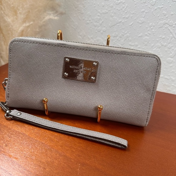 Michael Kors Wallet Jet Set Travel Continental Zip Around/ Pearl Gray - Picture 4 of 13